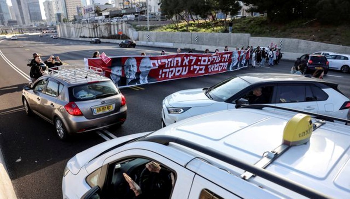 Gazze'deki rehineler için yol kapatan İsrailliler, hükümeti protesto etti Gazze'deki rehineler için yol kapatan İsrailliler, hükümeti protesto etti
