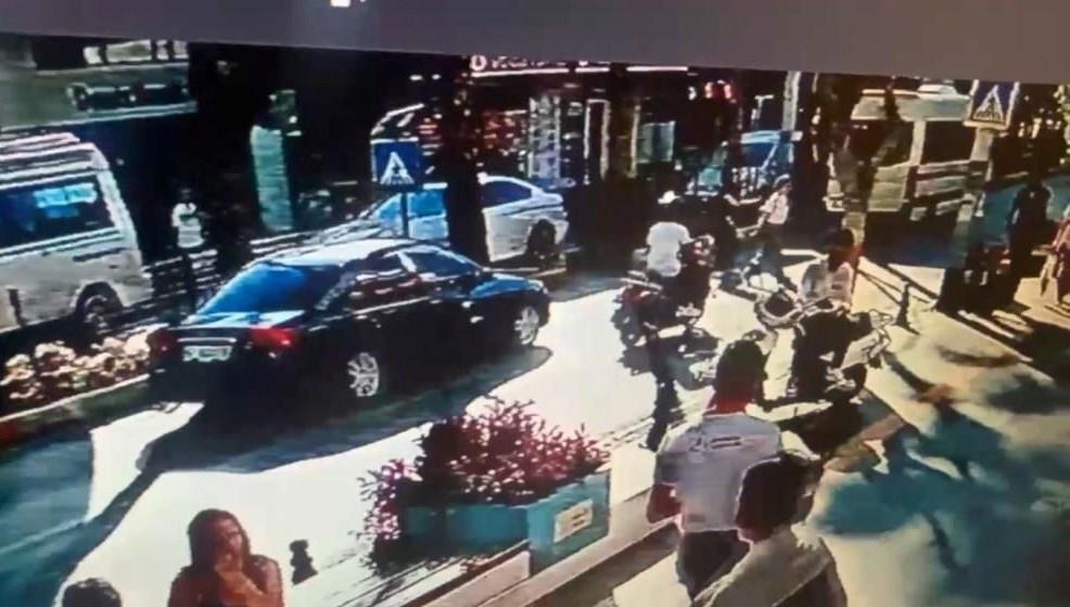 Karşıya geçmek istedi, motosiklet çarptı