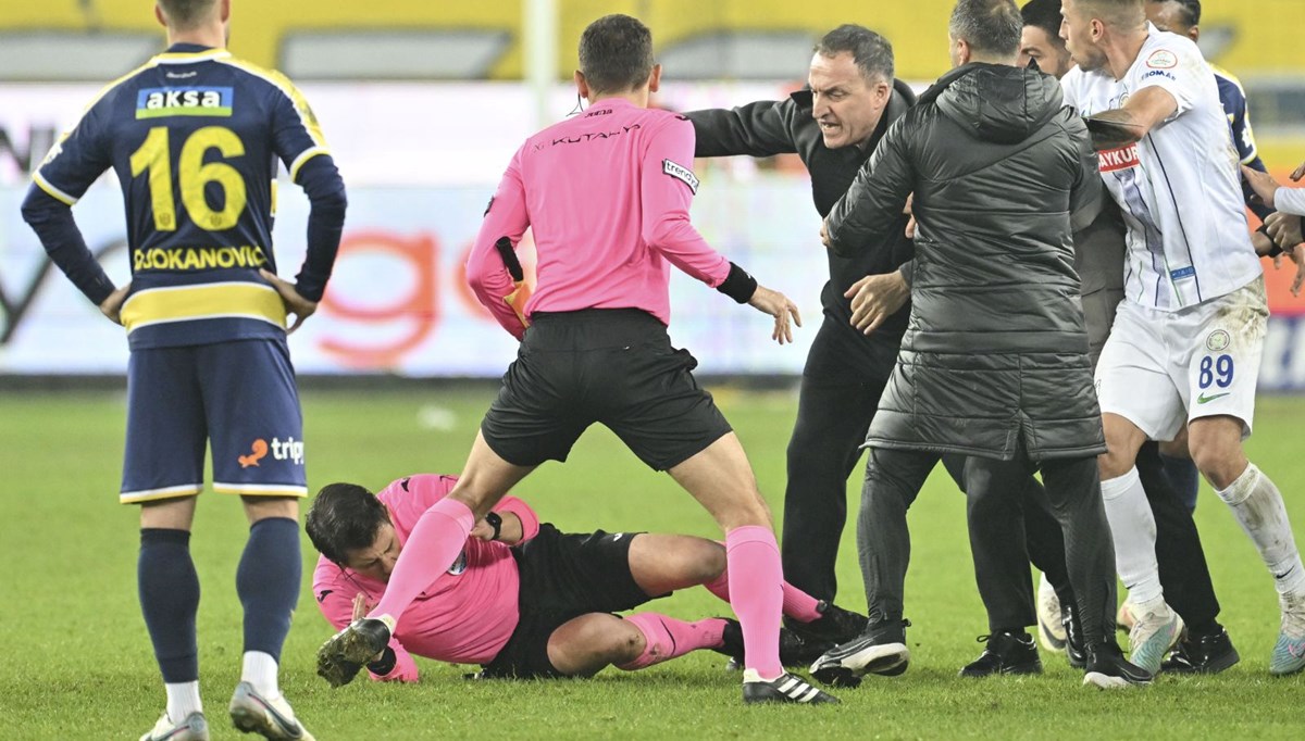 Türk futbolunun utanç gecesi | Hakeme yumruklu saldırı dünya basınında Türk futbolunun utanç gecesi | Hakeme yumruklu saldırı dünya basınında