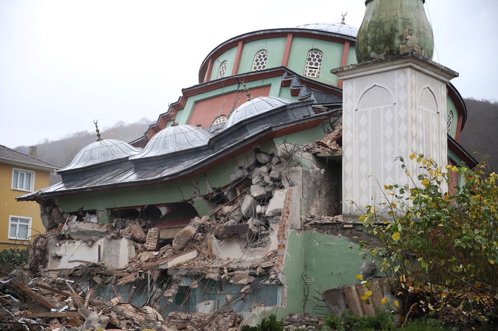 Düzce'de depremde hasar gören Sarıdere Köyü Camisi yıkılıyor - 4