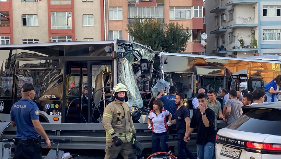 SON DAKİKA HABERİ: Avcılar'da iki metrobüs kafa kafaya çarpıştı