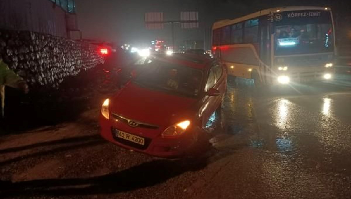 Yol çöktü: Seyir halindeki otomobil çukura düştü