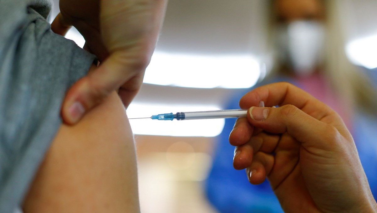 Almanya’da şaka gerçek oldu: 9 yaşındaki bir çocuğa yönetmeliğe aykırı olarak Covid-19 aşısı uygulandı