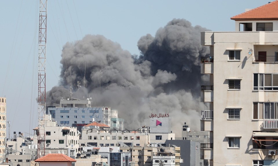 İsrail Gazze'de medya binasını vurdu - 1