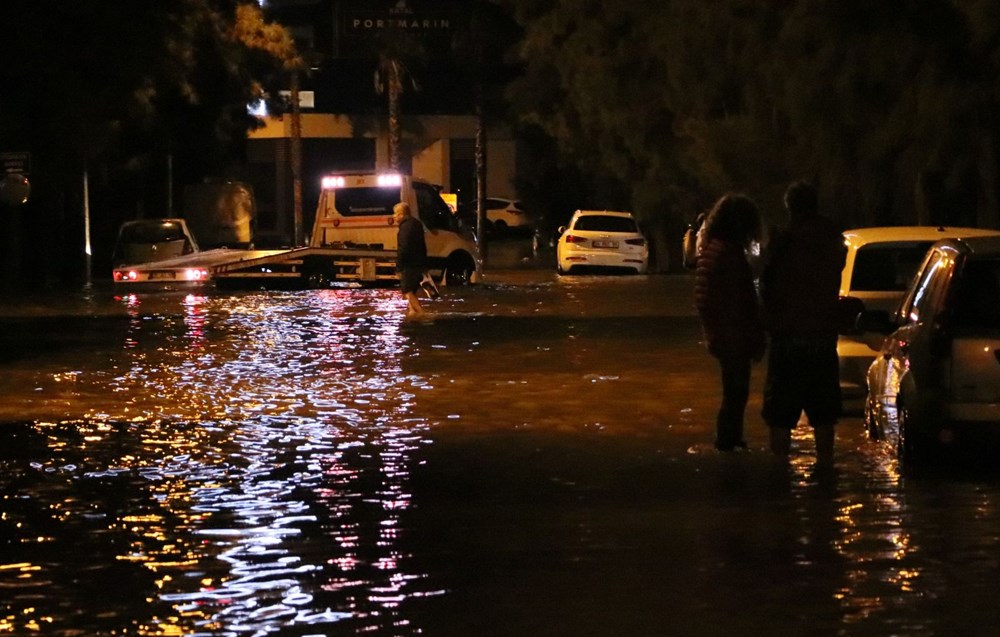 İzmir'de yağışın ardından denizin taşması sonucu araçlar su altında kaldı - 5