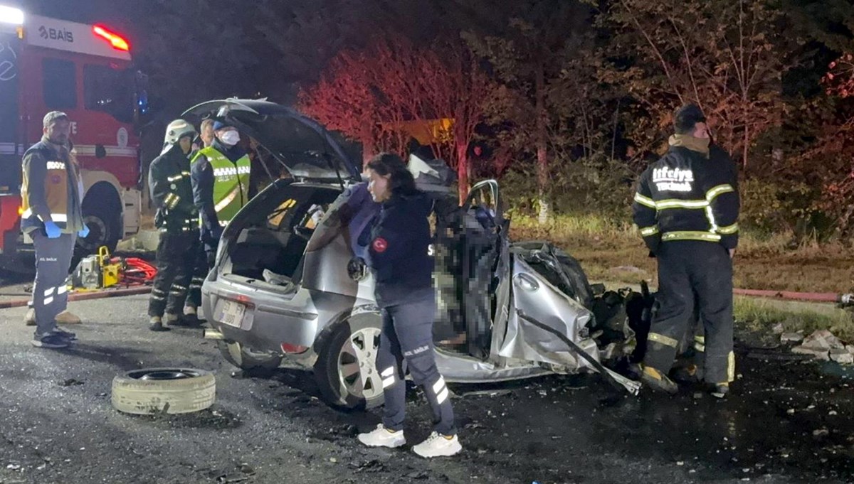 Tekirdağ'da feci kaza: İş makinesine arkadan çarpan otomobildeki 5 kişi hayatını kaybetti Tekirdağ'da feci kaza: İş makinesine arkadan çarpan otomobildeki 5 kişi hayatını kaybetti