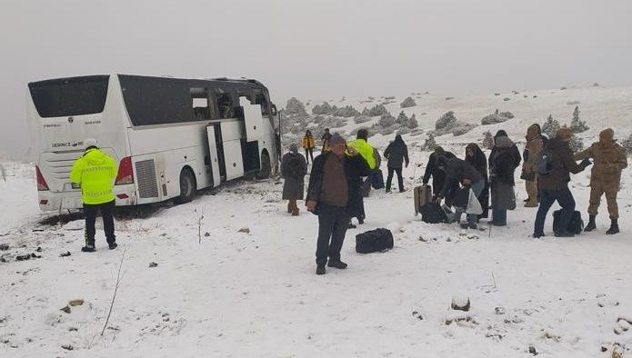 Kars'ta Iki Otobüsün Karıştığı Zincirleme Kaza: 2 Kişi öldü, 8 Kişi ...