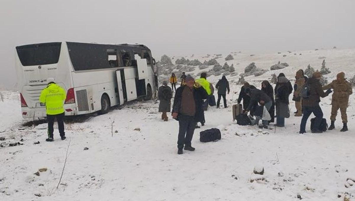 Kars'ta iki otobüsün karıştığı zincirleme kaza: 2 kişi öldü, 8 kişi yaralandı