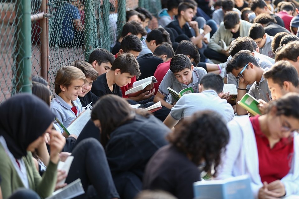 Antalya'da 650 öğrenci aynı anda kitap okudu - 1
