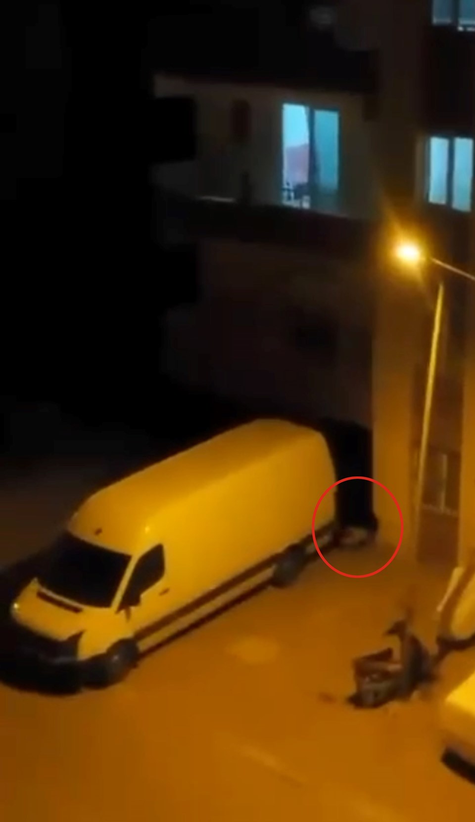 Antalya'da korku dolu anlar: Balkondan inerken minibüsün üzerine düştü - 1