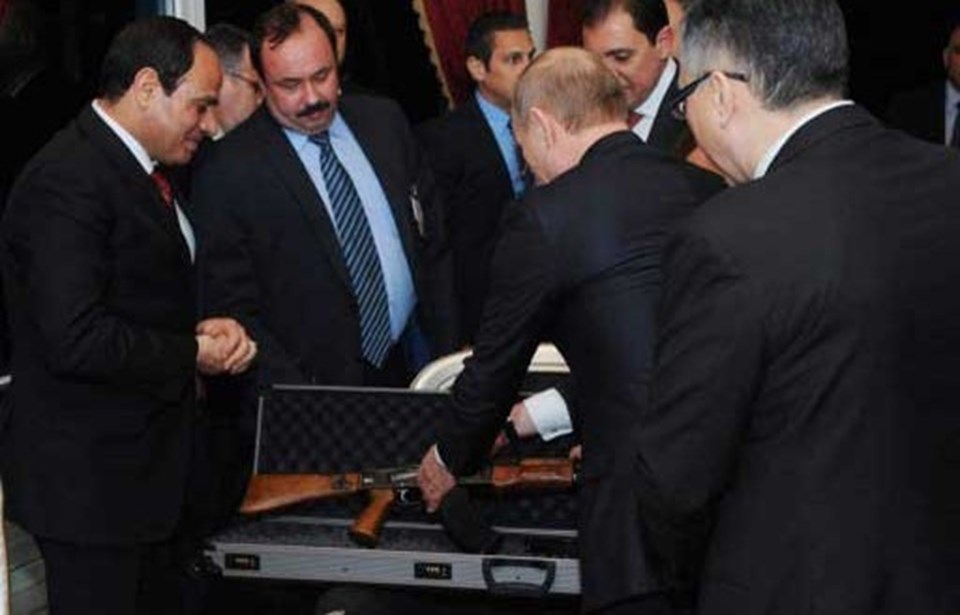 Putin'den Sisi'ye Kalaşnikof hediye - 1