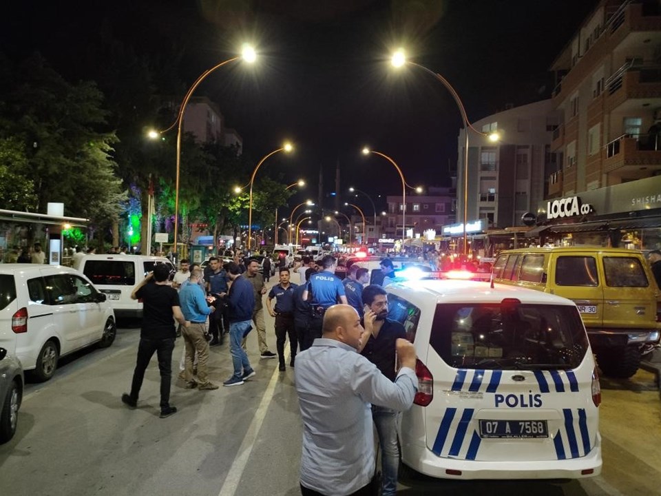 Antalya'da silahlı sopalı kavga: 3 yaralı - 1