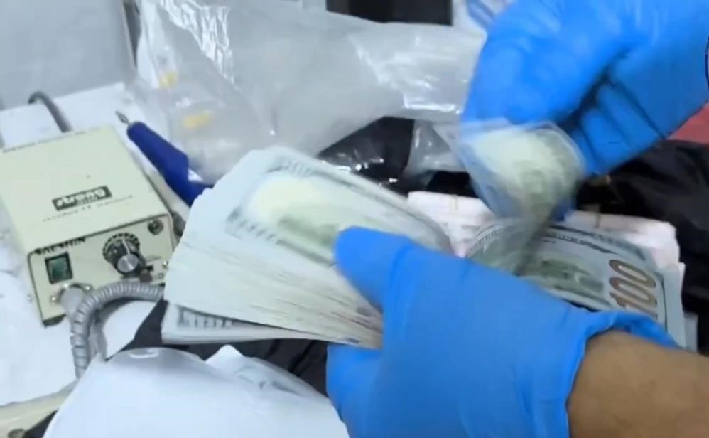Klinikte 21 bin 400 dolar (yaklaşık 900 bin TL) ile 65 bin 900 lira para ele geçirildi.