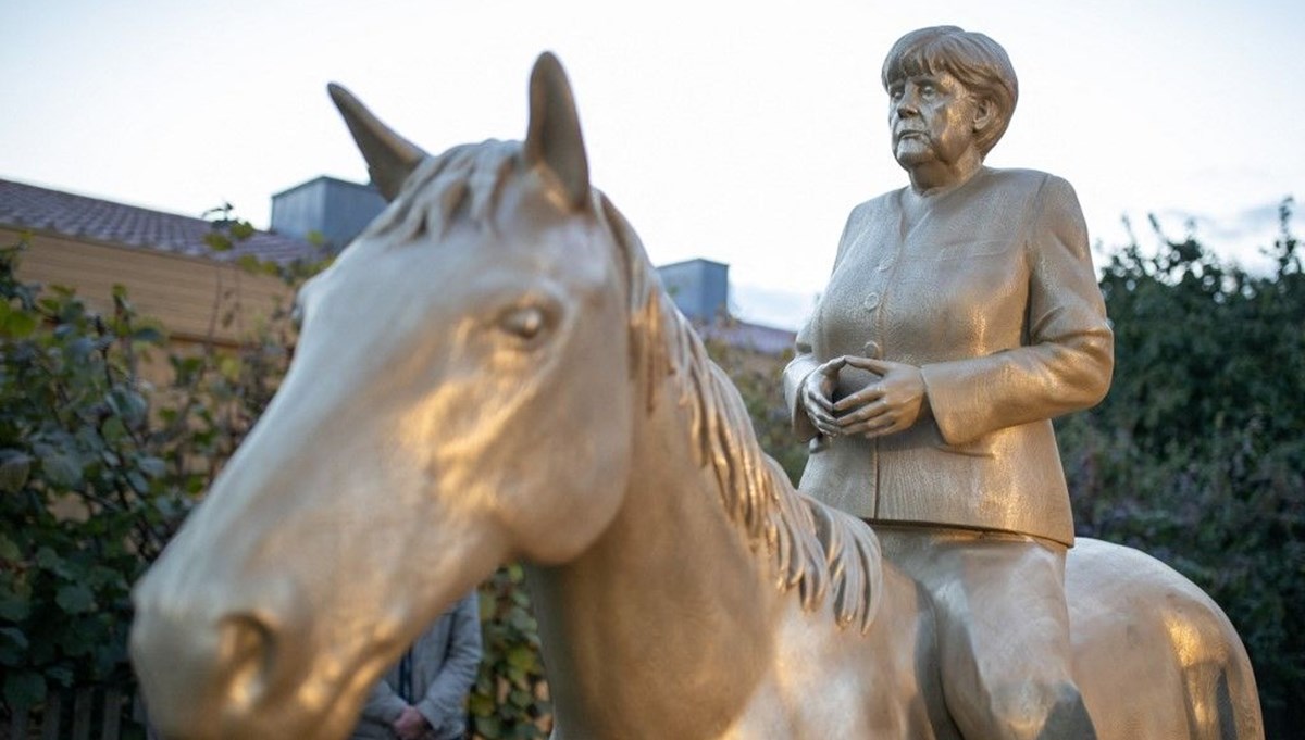 Angela Merkel'i at üstünde tasvir eden dev heykel sergilenmeye başladı Angela Merkel'i at üstünde tasvir eden dev heykel sergilenmeye başladı