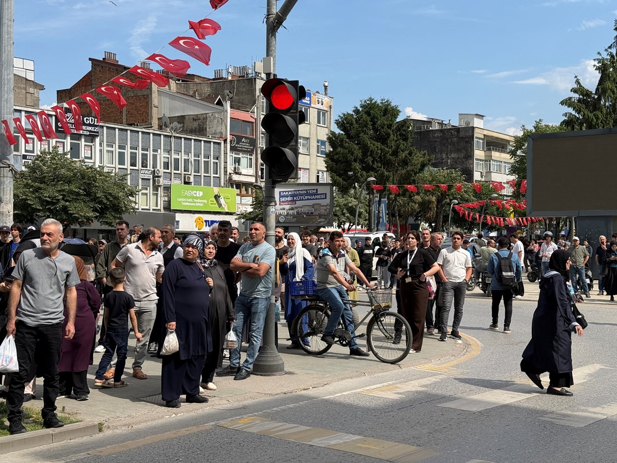 Çevrede toplananlar yaşananları cep telefonlarıyla kayda aldı. Çevrede toplananlar yaşananları cep telefonlarıyla kayda aldı.