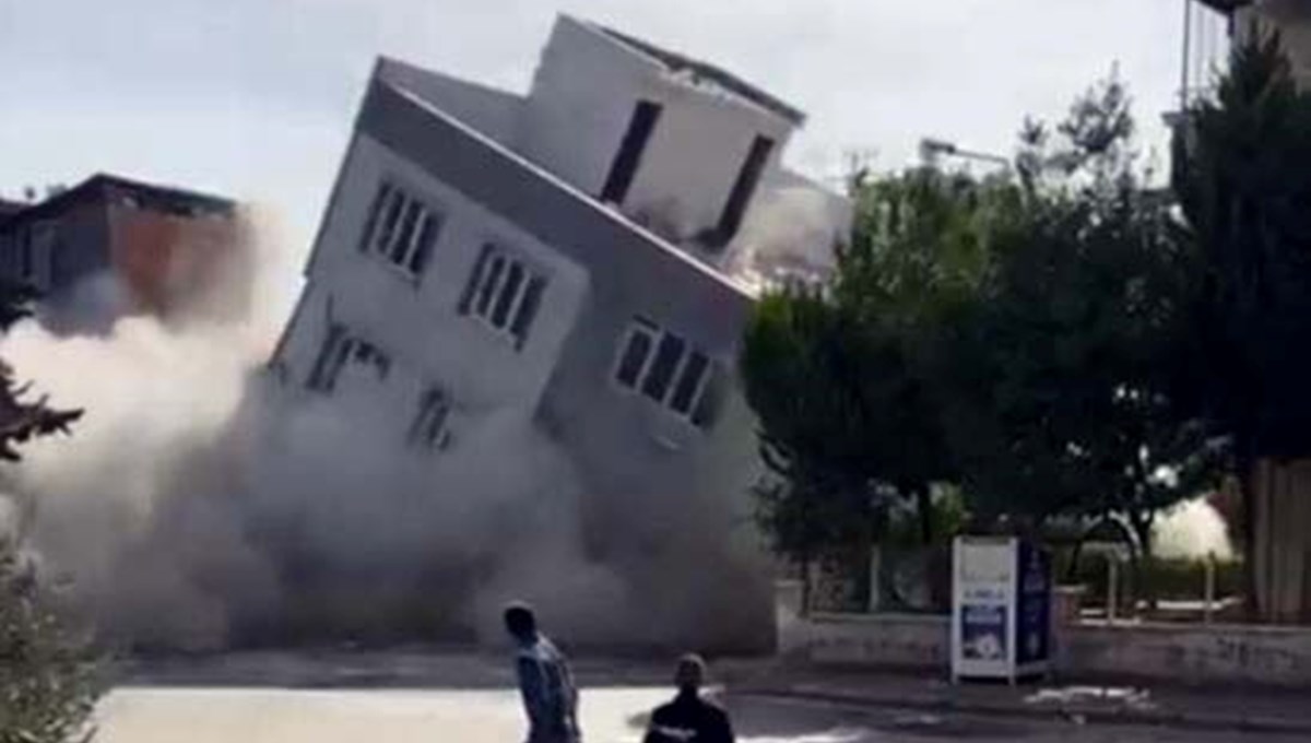 Gaziantep'te ağır hasarlı bina yıkım sırasında çöktü Gaziantep'te ağır hasarlı bina yıkım sırasında çöktü