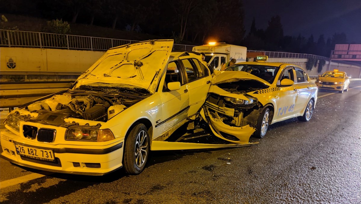 Arıza yapan otomobile taksi çarptı Arıza yapan otomobile taksi çarptı