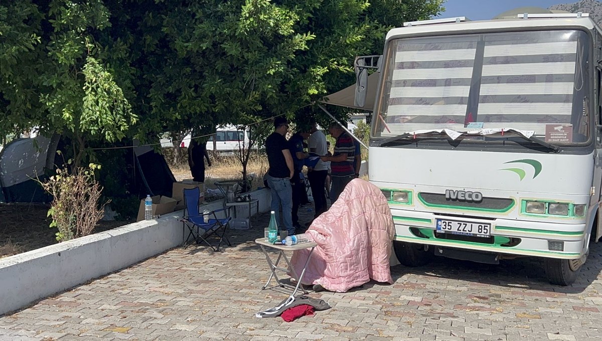  Arkadaşını sandalye üzerinde ölü buldu