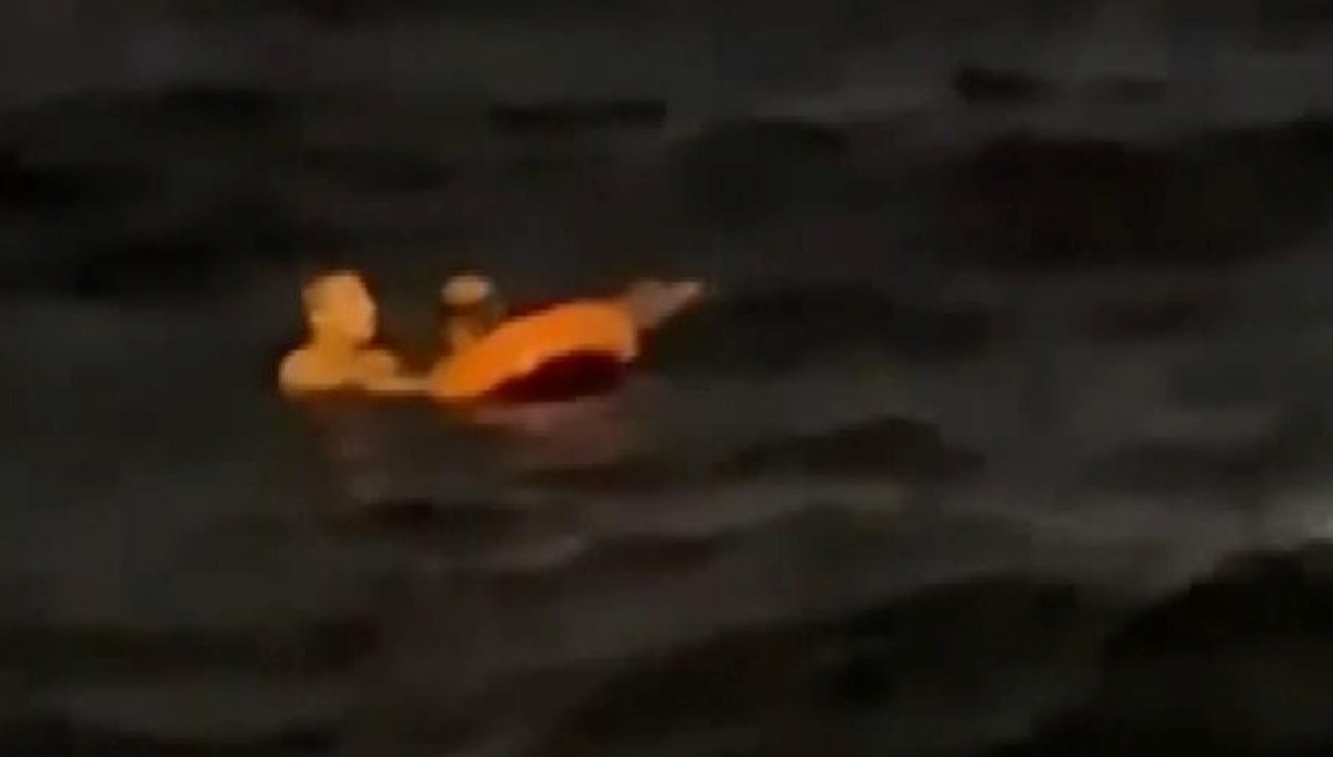 Karaköy'de vapurdan denize düşen yolcuyu seyyar satıcı kurtardı Karaköy'de vapurdan denize düşen yolcuyu seyyar satıcı kurtardı