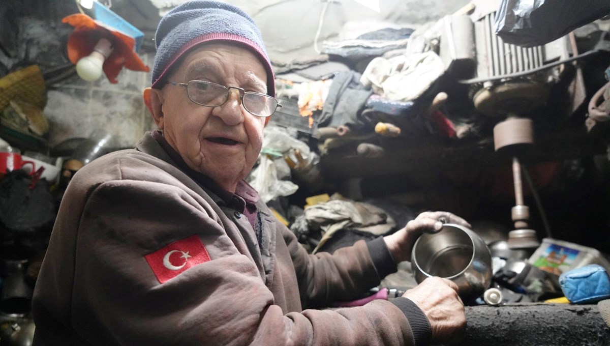 40 yıldır 5 metrekarelik dükkanda: 80 yaşındaki Zeki usta eşyalara ikinci baharını yaşatıyor 40 yıldır 5 metrekarelik dükkanda: 80 yaşındaki Zeki usta eşyalara ikinci baharını yaşatıyor