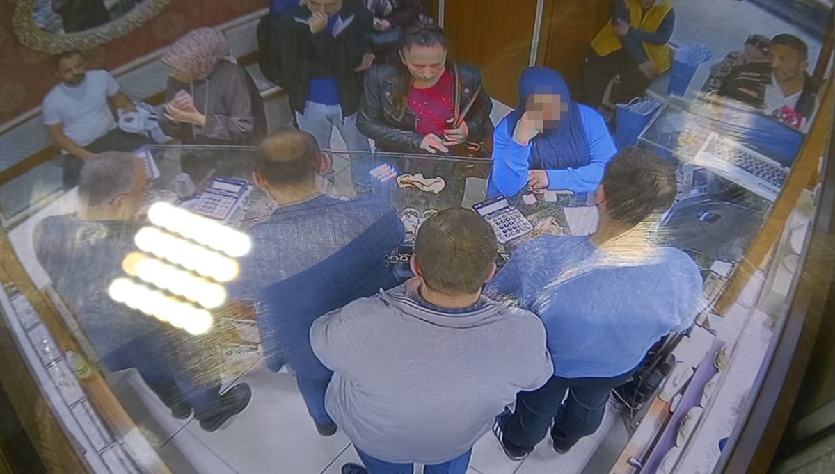 Müşteri gibi girdi, 2 bileziği alıp kaçtı