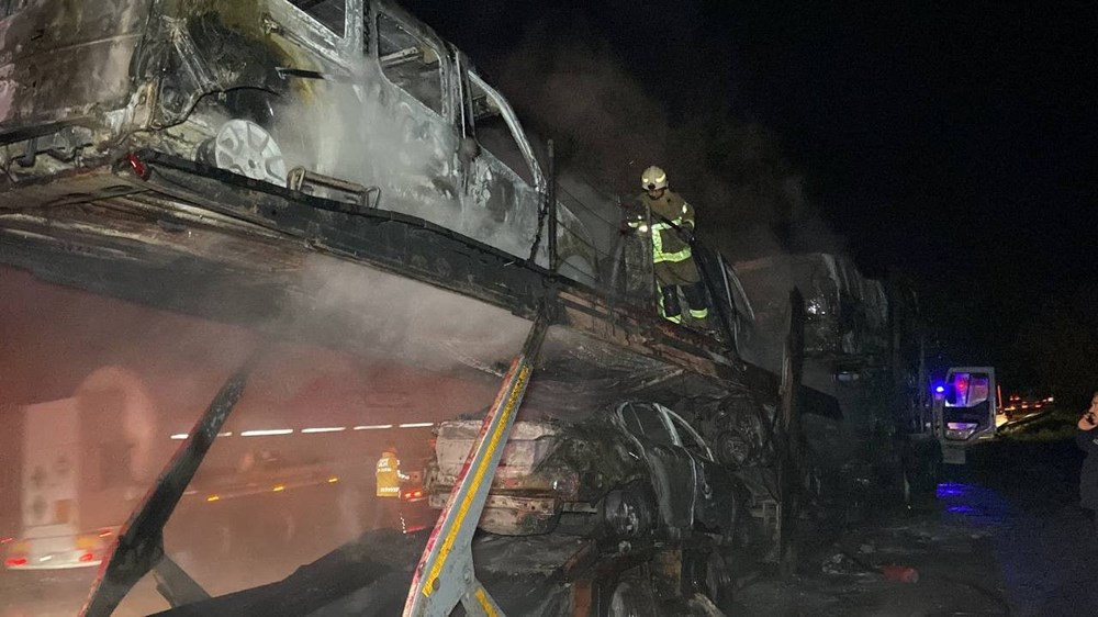 Sıfır araçları taşıyan TIR'da yangın çıktı - 9