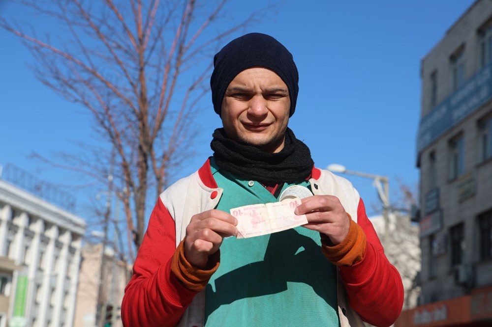 Dilenci sırrını açıkladı: İşimi severek yapıyorum