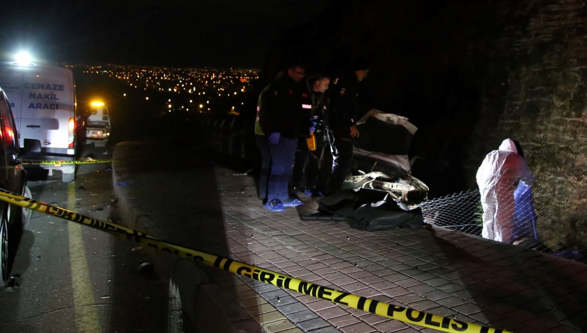 Antalya'da otomobil şarampole devrildi: 2 ölü, 2 yaralı Antalya'da otomobil şarampole devrildi: 2 ölü, 2 yaralı