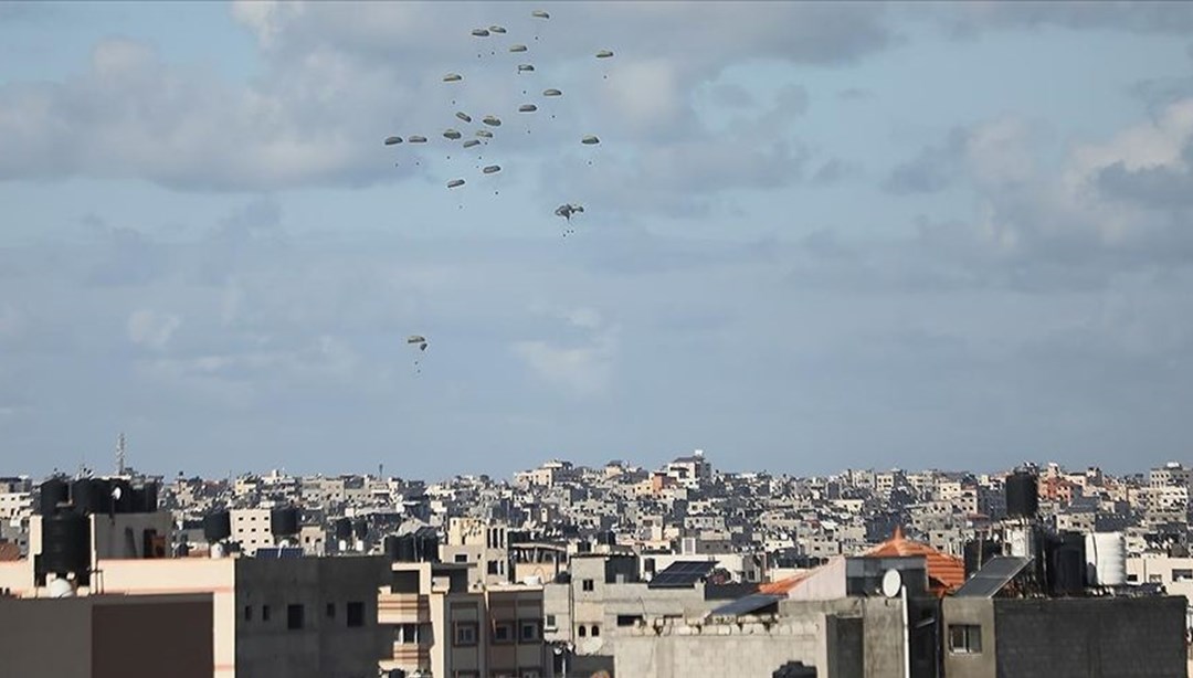 Gazze'ye havadan bırakılan yardımların paraşütleri açılmadı, çok sayıda ölü ve yaralı var