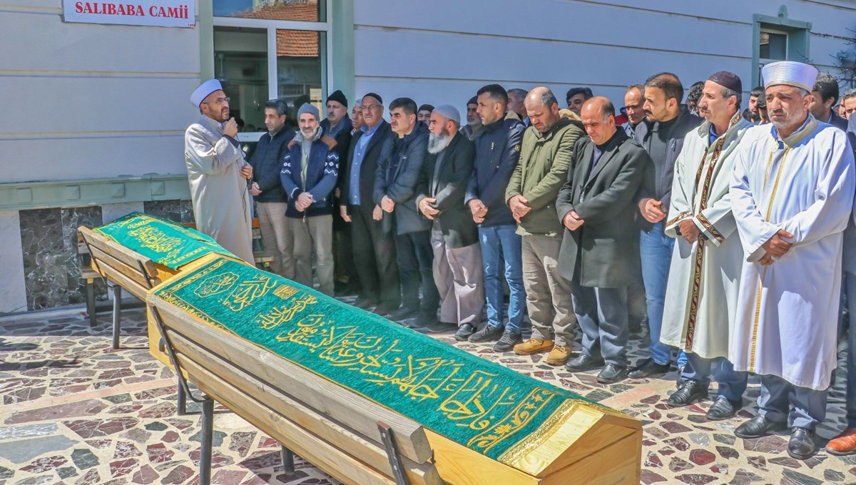 Elazığ'da ölü bulunan 6 kişi yan yana defnedildi Elazığ'da ölü bulunan 6 kişi yan yana defnedildi