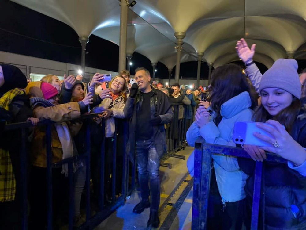 Haluk Levent'ten ilginç konser: Üşüyünce konsere kahvehanede pişti oynayarak devam etti! - 10