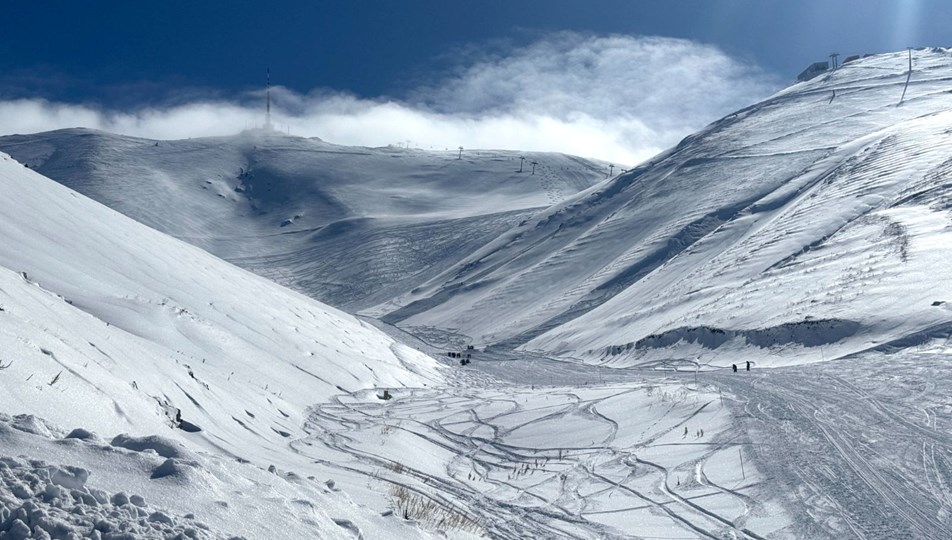 Palandöken'de kayak pistine çığ düştü: Turistler son anda kurtuldu