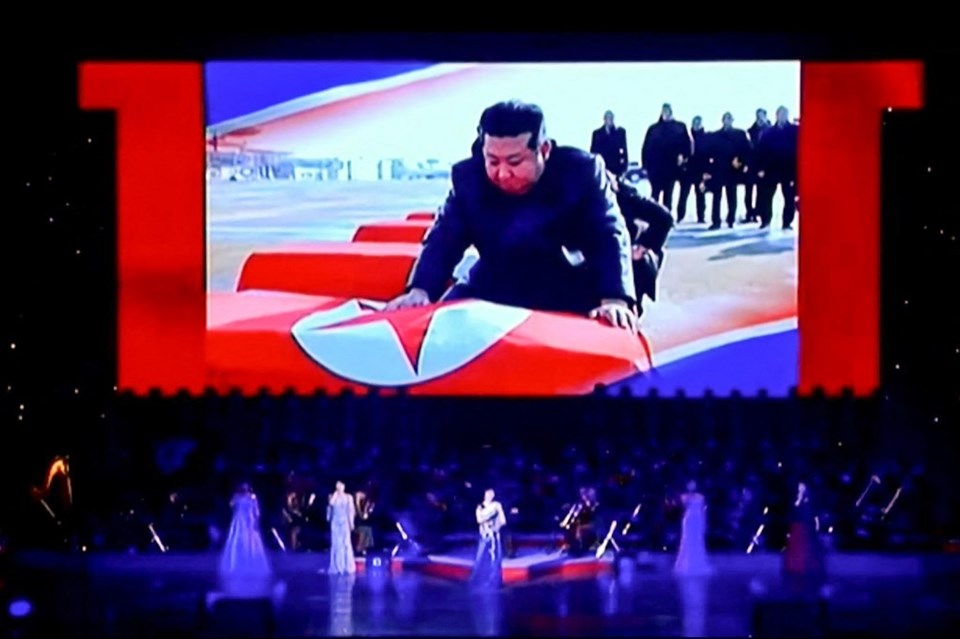 Kim Jong Un'dan savaşta ölen askerlere veda: Tabutlarına sarıldı - 1