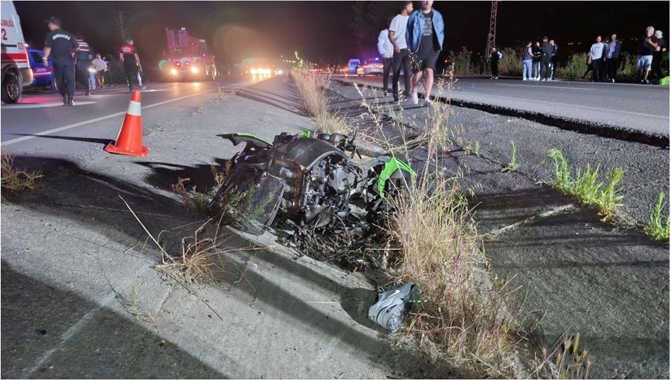 Farları yanmayan araç yarış yapan motosikletlere çarptı: 1 ölü, 3 yaralı