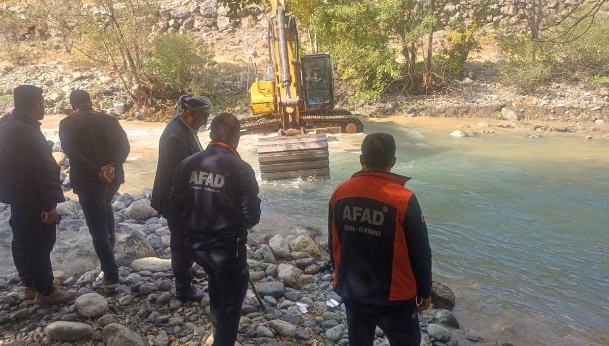 Yüksekova’da kayıp İbrahim Neçir Kom için ekskavatörle arama Yüksekova’da kayıp İbrahim Neçir Kom için ekskavatörle arama