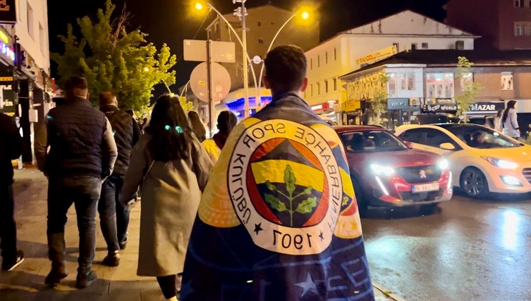 Galatasaray'ın şampiyonluk kutlamasına Fenerbahçeliler bayraklarıyla katıldı