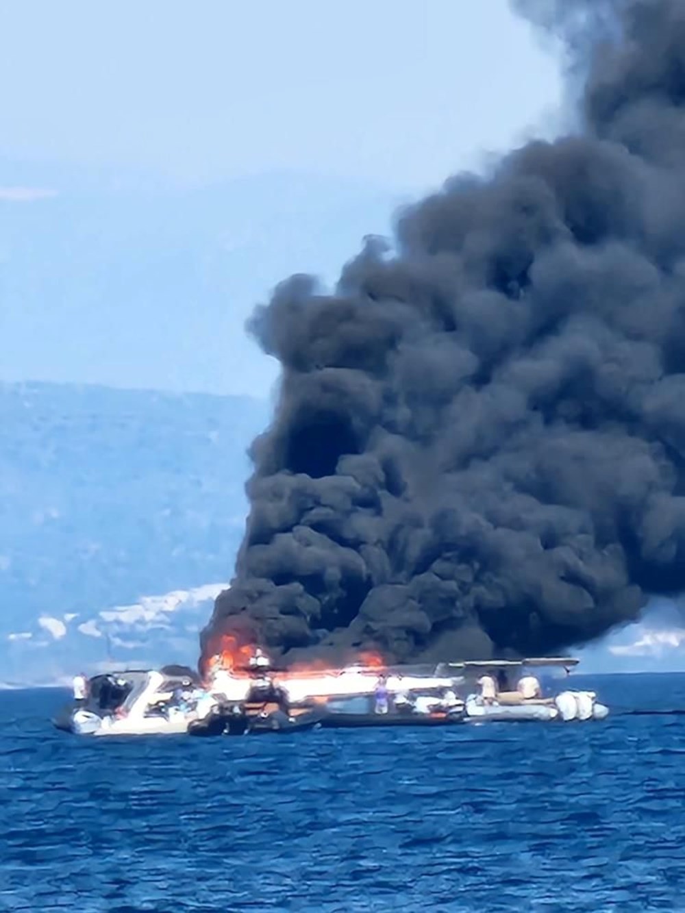 Bodrum açıklarında can pazarı (Tekne alev alev yandı) - 4