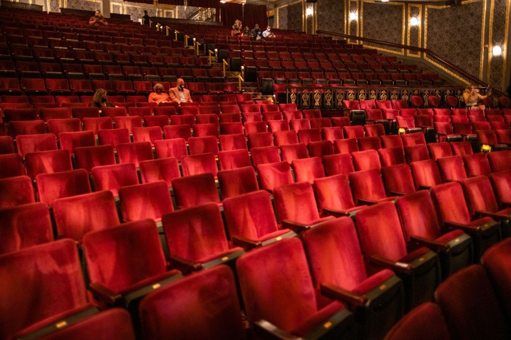 1,5 yıldır kapalı olan Broadway Tiyatrosu yeniden perdelerini açtı - 17