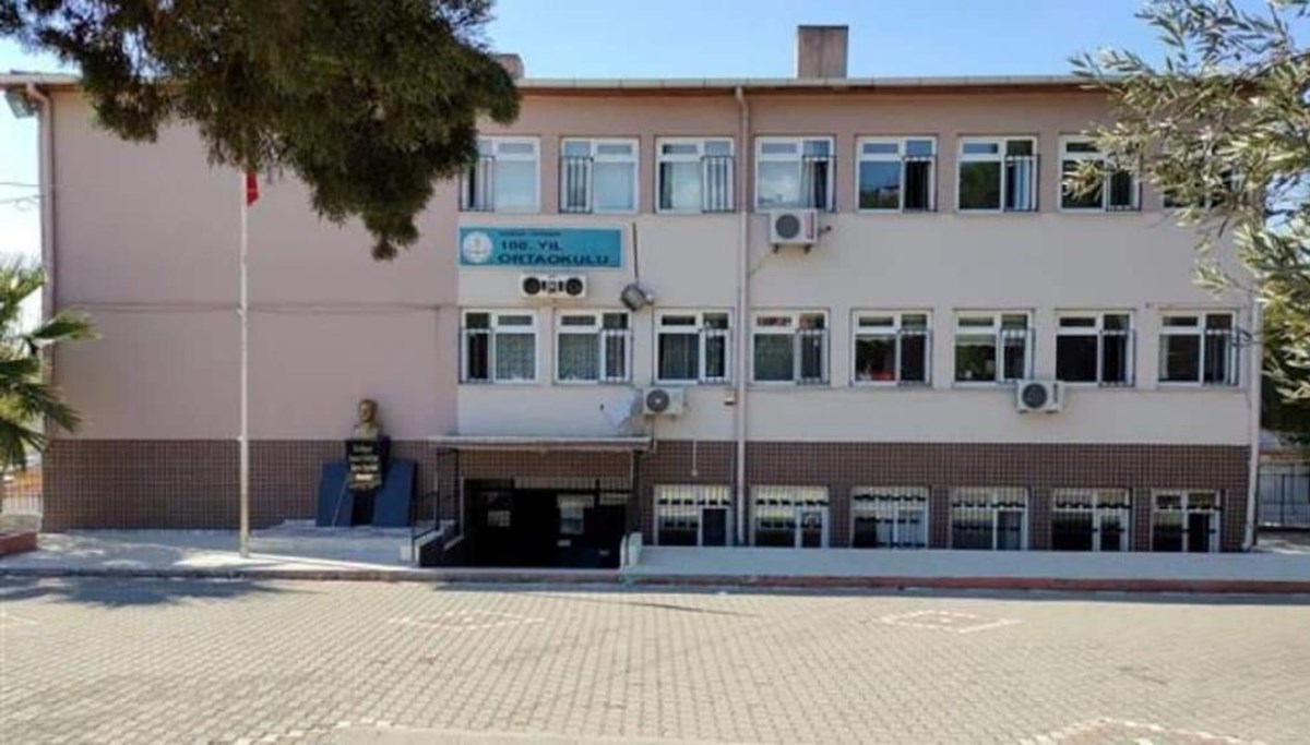 Manisa’da veli sınıfı bastı, ders sırasında öğretmene saldırdı Manisa’da veli sınıfı bastı, ders sırasında öğretmene saldırdı