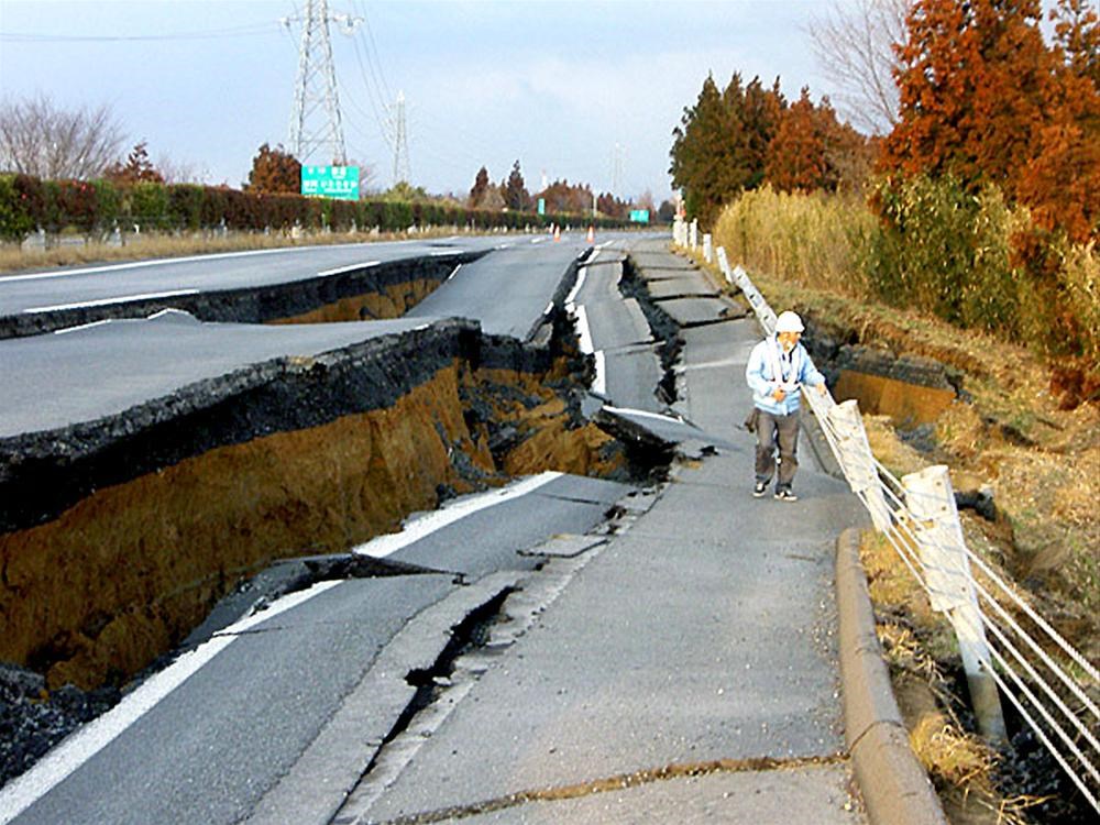 Дороги после ремонта. Разрушенная дорога. Разрыв дороги. Дороги после землетрясения. Дорога после землетрясения.