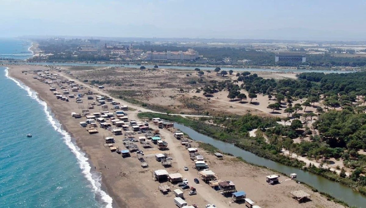 Antalya'da beş yıldızlı otellerin yanı başında çardakta tatil