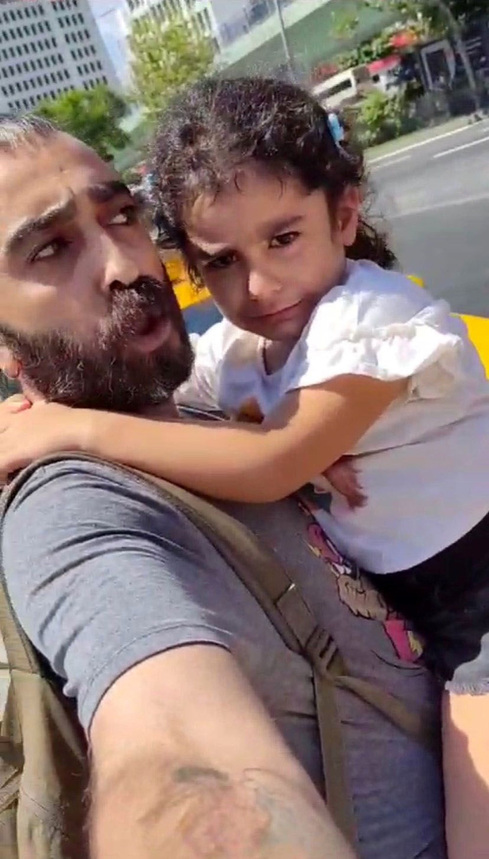 Mesafeyi beğenmeyen taksici, 4 yaşındaki kızıyla birlikte taksiden indirdi - 1