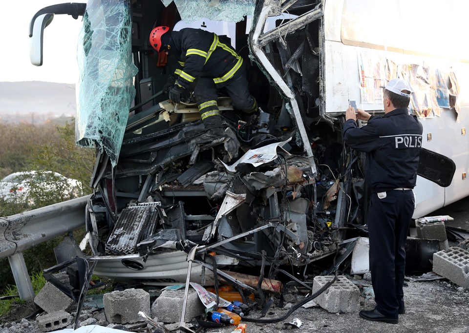 TEM’de otobüs TIR’a çarptı: 1 ölü, 10 yaralı - 1