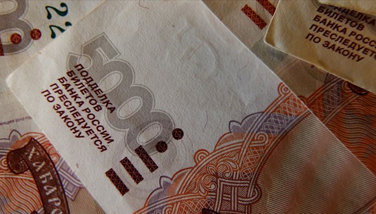 Rus rublesinde değer kaybı yüzde 20'yi aştı