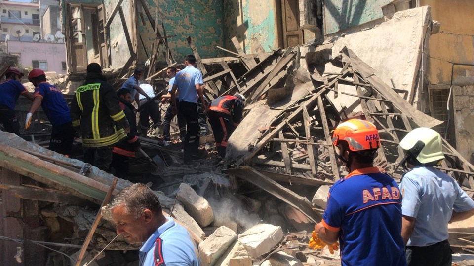 Mersin'de kullanılmayan bina çöktü - 1