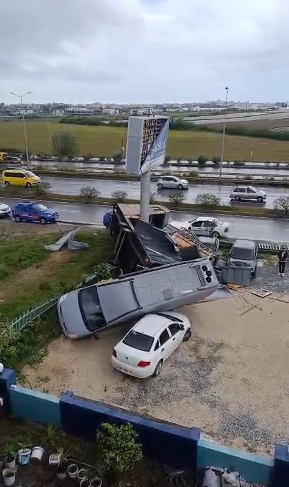 Antalya'da Şiddetli Hortum: Bungalov Uçtu, Minibüs Araçlara Fırladı! 75 tPCuacWNSE26SjlseEC6pg
