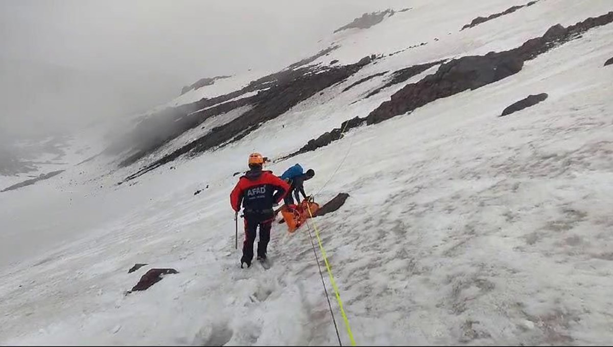 Ağrı Dağı'nda ölen İranlı dağcının cenazesi 5 gün sonra indirildi