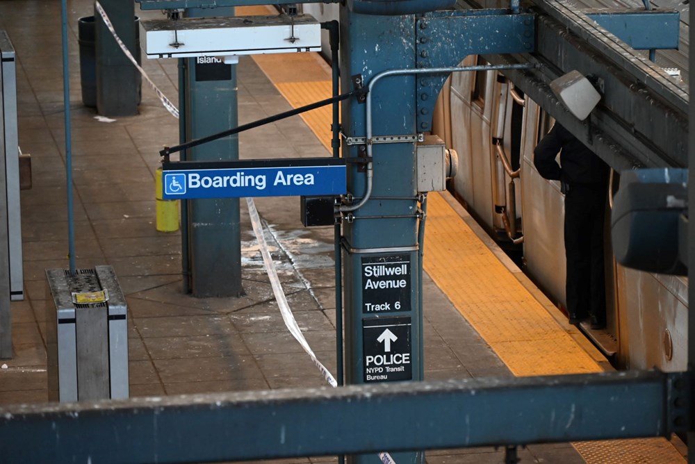 New York metrosunda korkunç olay: Vagonda uyuyan kadını ateşe verdi - 5