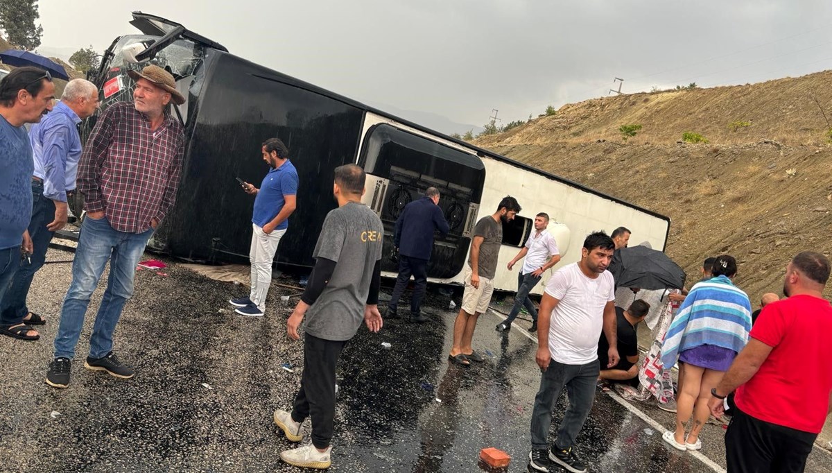 Antalya'da yolcu otobüsü devrildi: 10 yaralı Antalya'da yolcu otobüsü devrildi: 10 yaralı