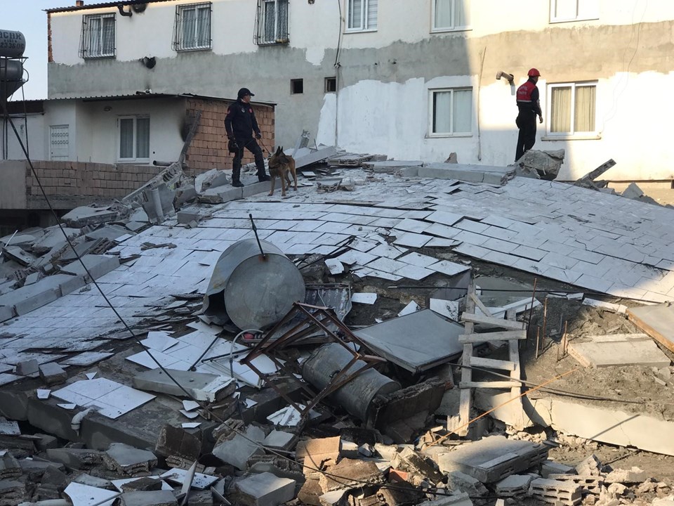 Mersin'de 5 katlı bina çöktü - 2